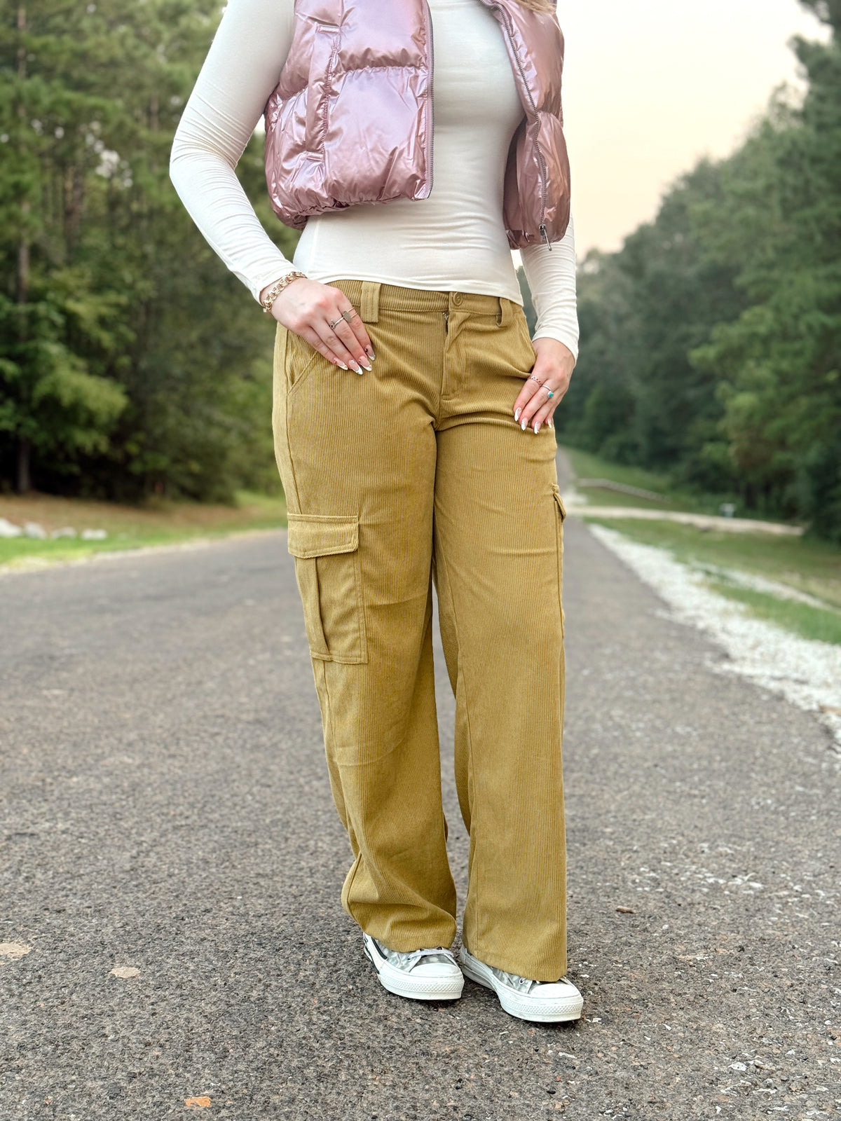 green-cargo-pants-pocket-belt loops-button-zipper